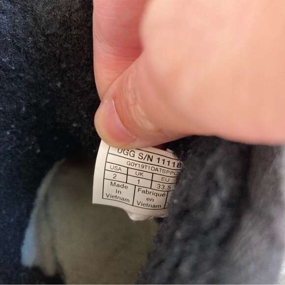 Ugg Classic Short II Glitter Kids- Black size 2. Used condition. - Picture 5 of 11